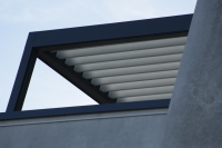 De pergola met draaibare lamellen wint van de parasol