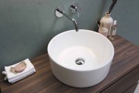 Ronde wastafels en warme kleuren nemen de badkamer over
