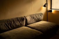 De wandlamp verdringt de vloerlamp in de moderne woonkamer
