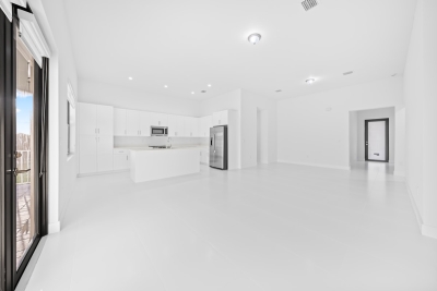 De muur tussen keuken en woonkamer is terug