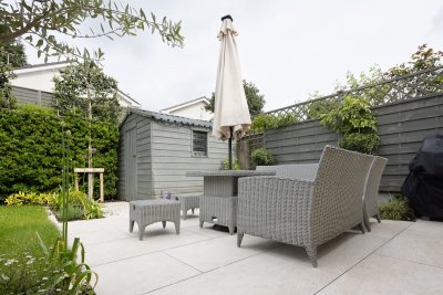 Zand en terracotta verdringen het grijze terras
