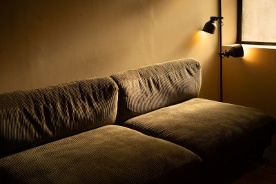 De wandlamp verdringt de vloerlamp in de moderne woonkamer