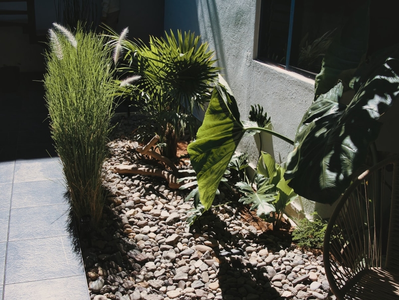 De betontegel maakt plaats voor split en grind